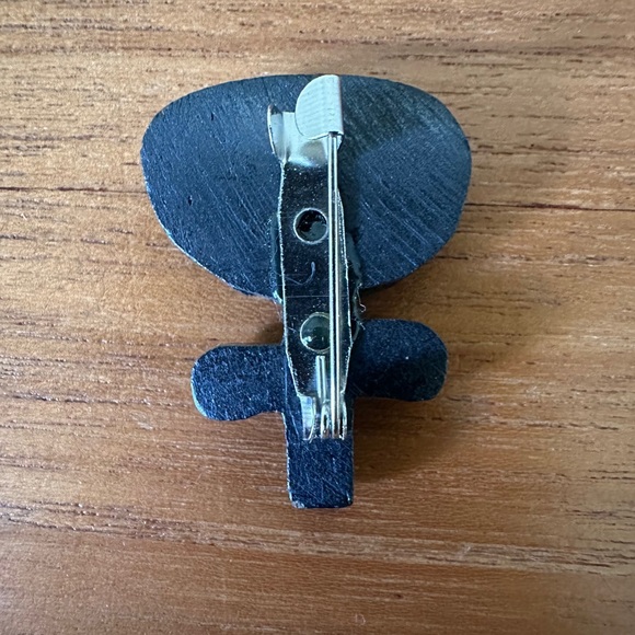 Handmade buffalo bone flower brooch - Picture 3 of 4